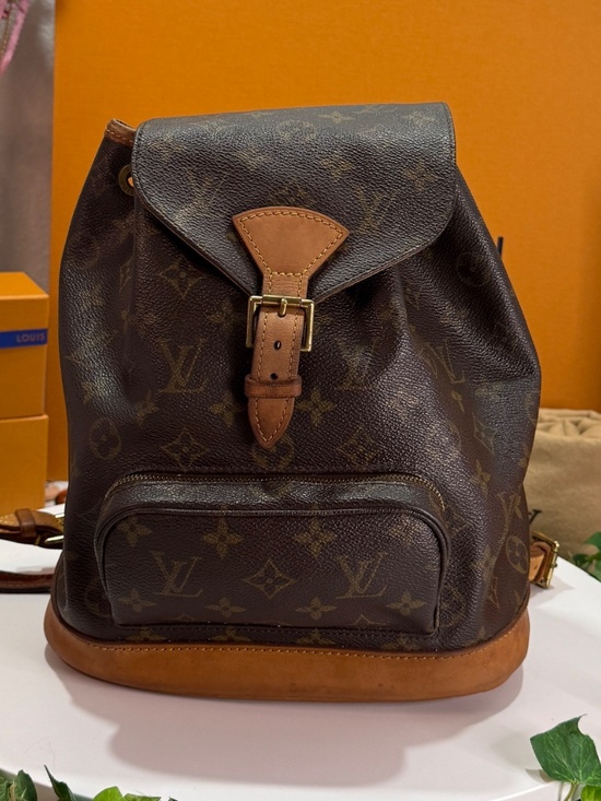 EPIC LOUS VUITTON MONOGRAM MM BACKPACK! main image 7